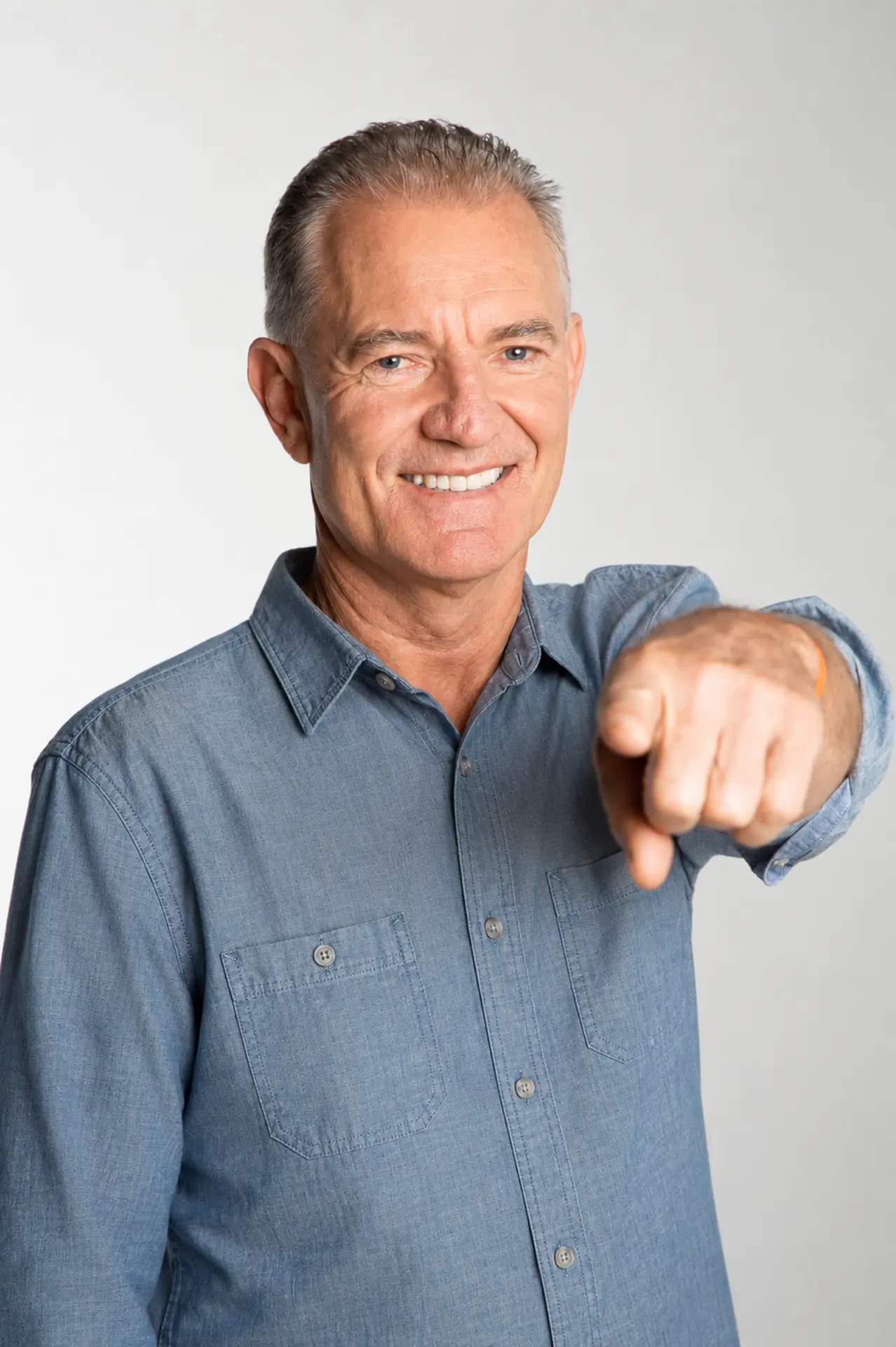 Odair Tramontin, candidato a deputado estadual por Santa Catarina, sorrindo e apontando para a câmera