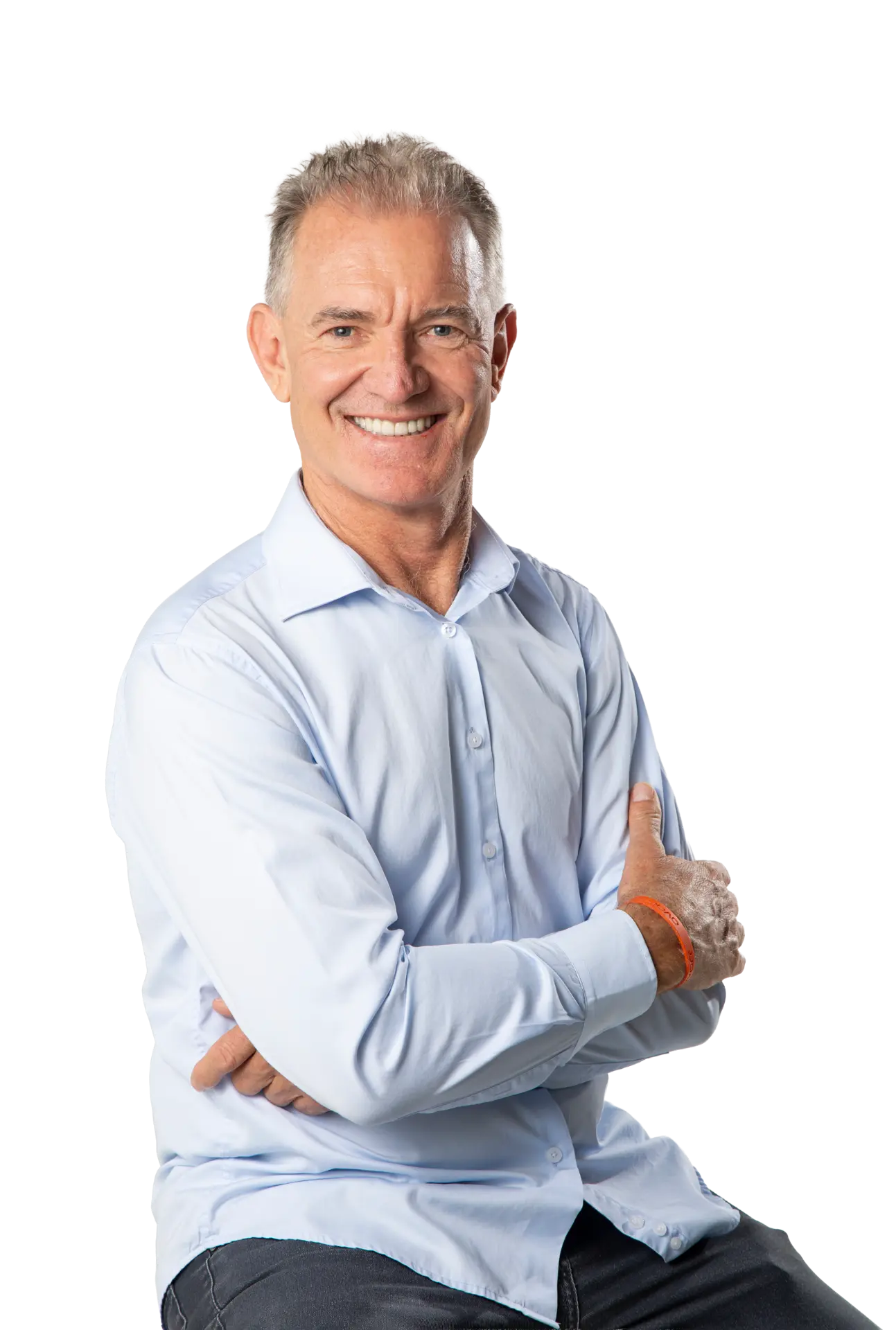 Odair Tramontin sentado, de braços cruzados, em foto oficial da pré-candidatura